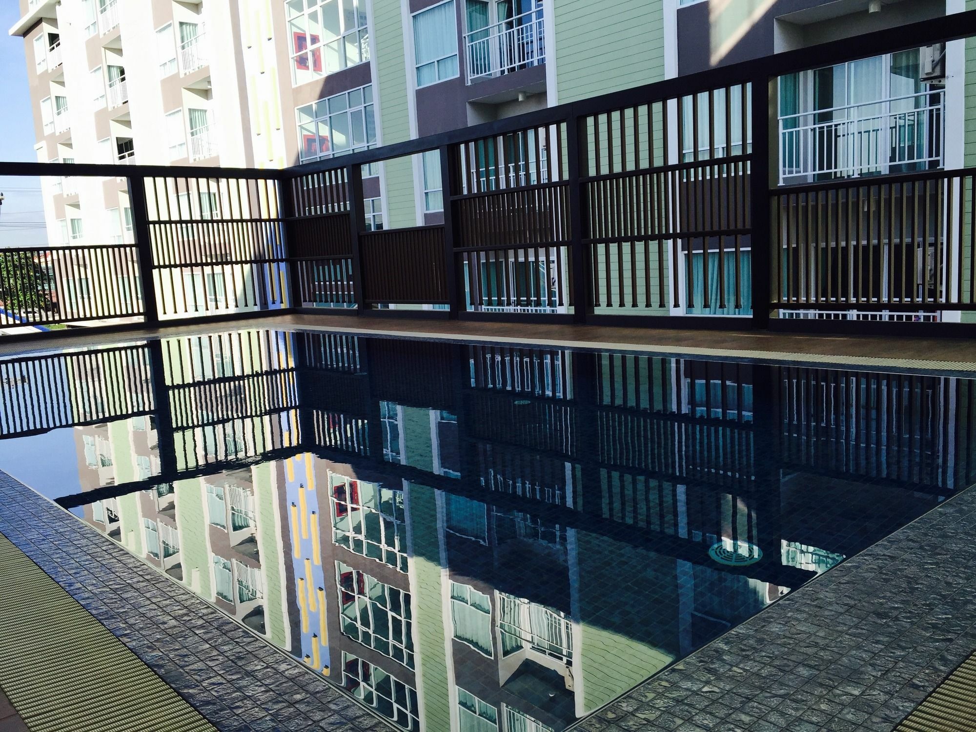 Aparthotel Modernbright Laemchabang Bang Lamung Exterior foto