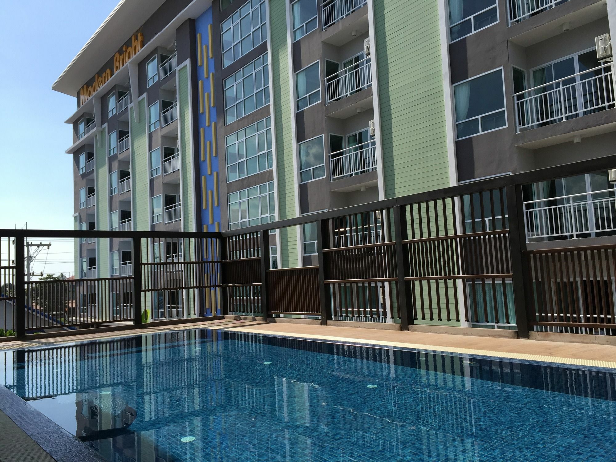 Aparthotel Modernbright Laemchabang Bang Lamung Exterior foto
